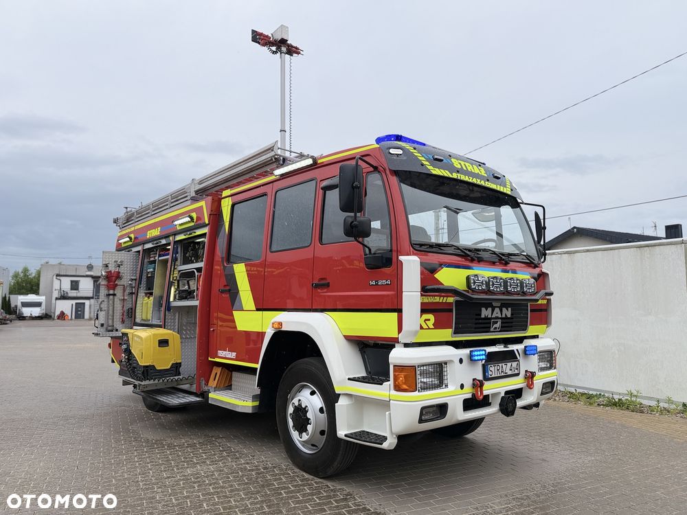 MAN Straż pożarna pojazd pożarniczy wóz strażacki MAN GBA średni terenowy- uterenowiony 4x4 CNBOP 3000l wody reduktor blokada tylnego mostu, maszt oświetleniowy - 6