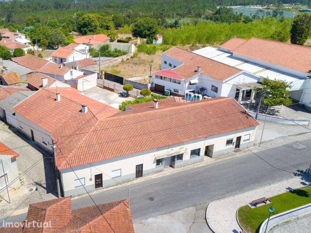 Espaço Comercial, ou habitacional no largo da Igreja, Calvaria de Cima - Grande imagem: 2/10
