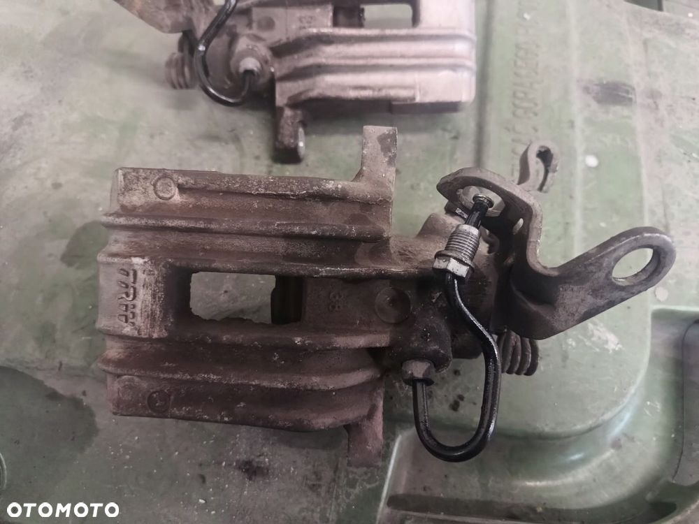 VW GOLF V ZACISK HAMULCOWY TYŁ PRAWY - 1