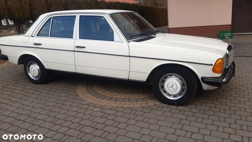 Mercedes-Benz W123 - 23