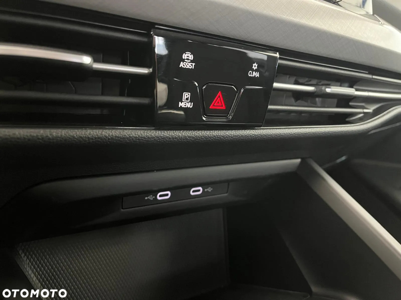 Volkswagen Golf VIII 1.5 TSI EVO Life - 31
