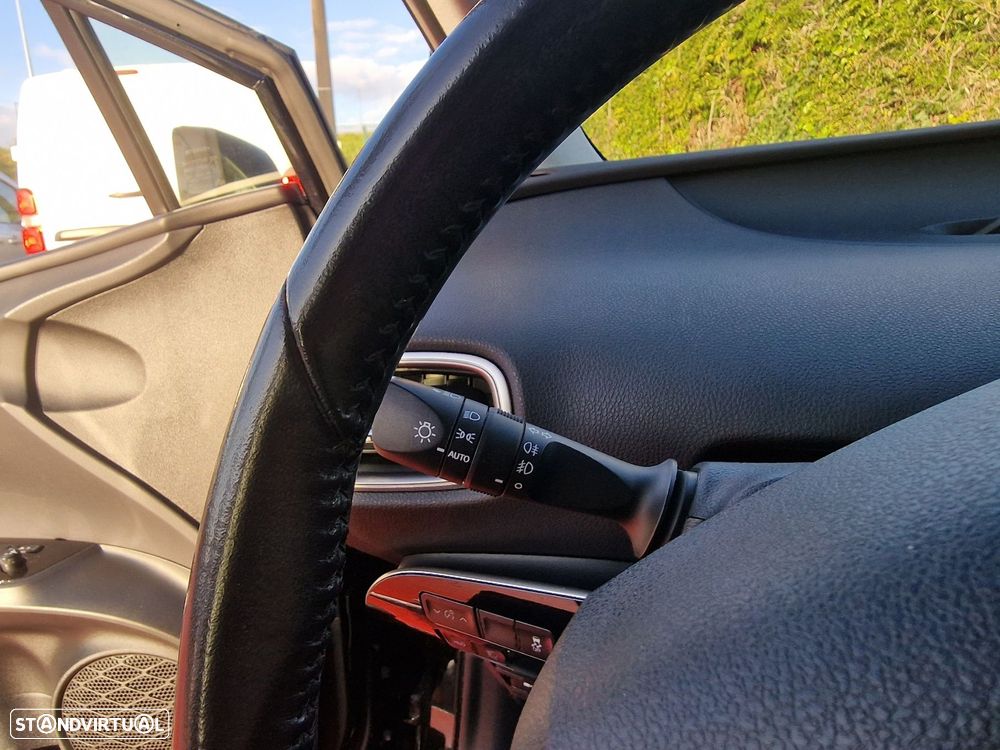 Toyota Prius 1.8 Plug-In Luxury+Pele - 22