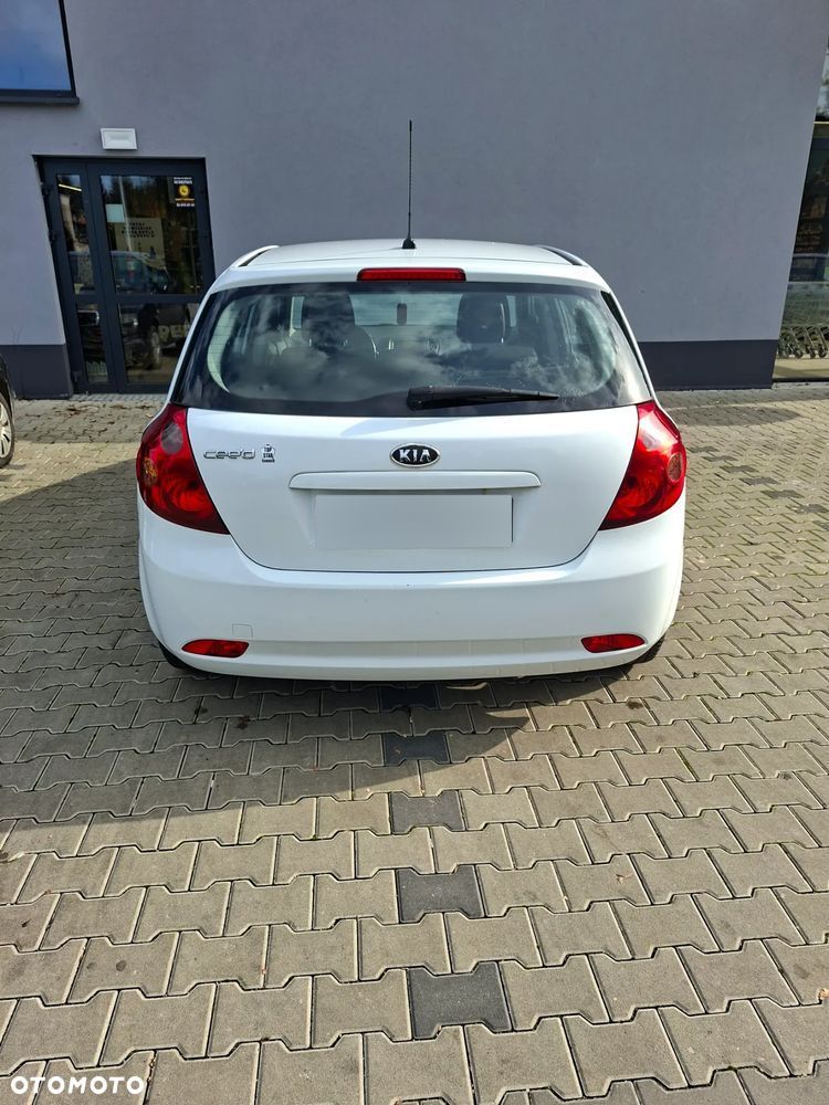 Kia Ceed - 8