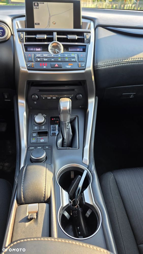 Lexus NX 300h Elite 2WD - 17