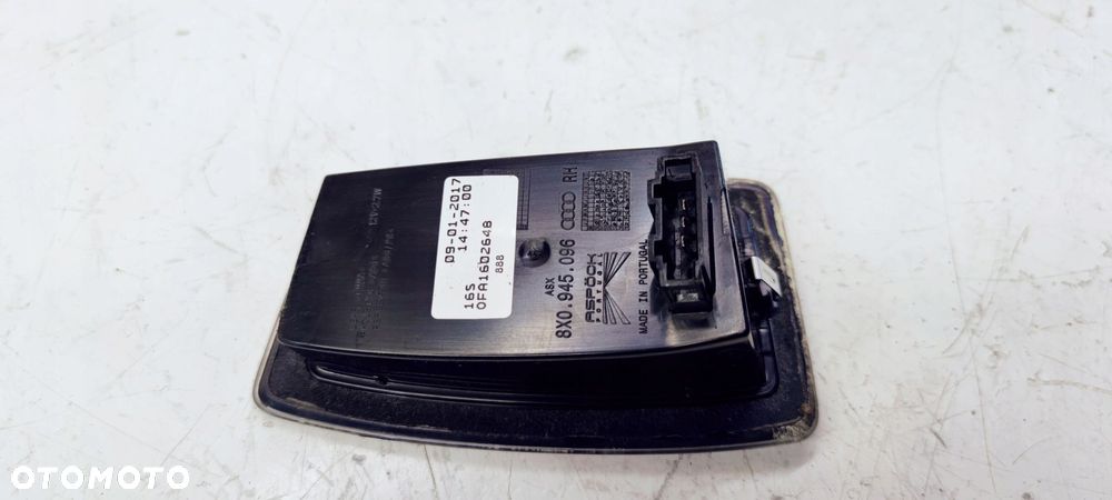 LAMPA PRAWY TYŁ POD KLAPĘ AUDI A1 8X0945096 - 2