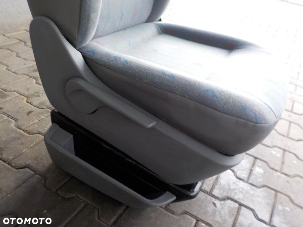 VW T5 FOTEL PRAWY PASAŻERA Z PODSTAWĄ INKA - 2