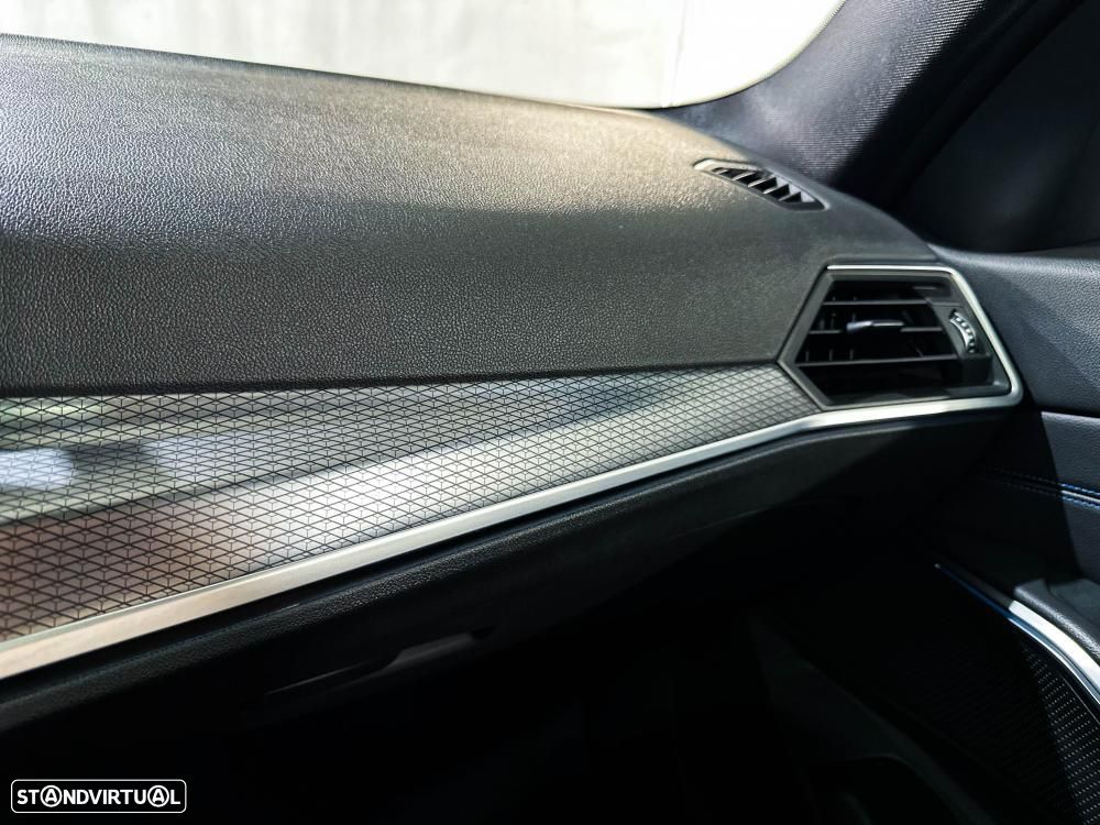 BMW 330 e Pack 50 anos M Auto - 29