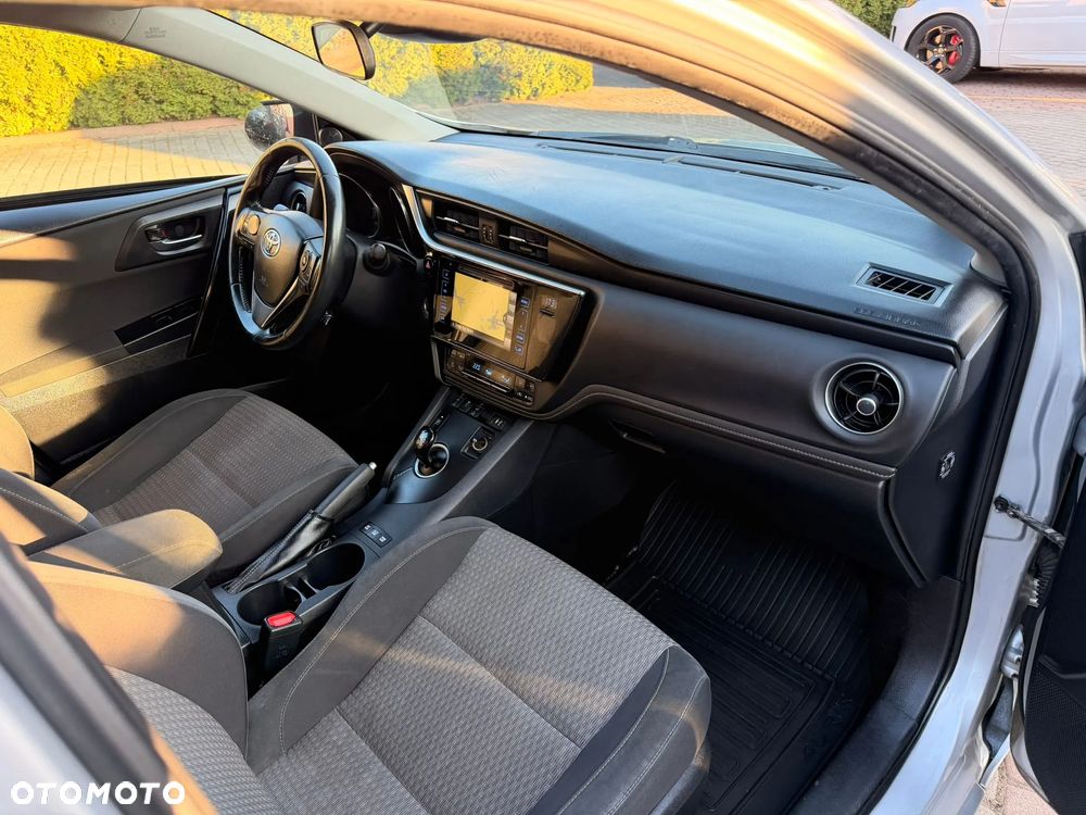 Toyota Auris Hybrid 135 Prestige - 28