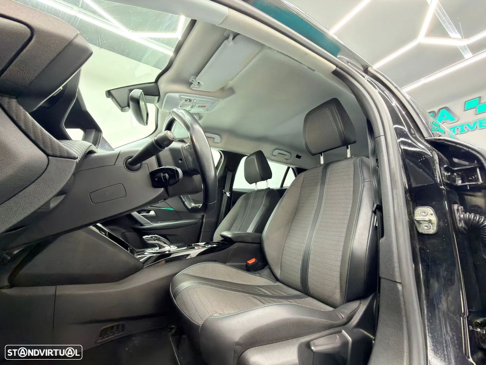 Peugeot e-2008 Allure - 16