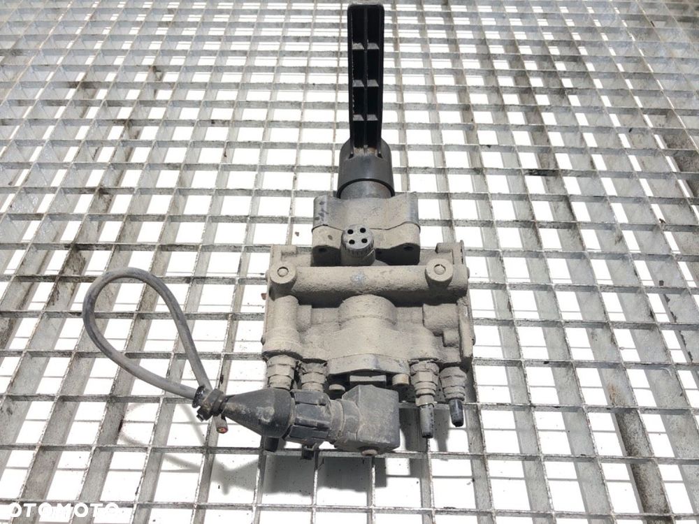 ZAWÓR PODNOSZENIA NACZEPY  NACZEPA FRUEHAUF TX34 338051121 - 3