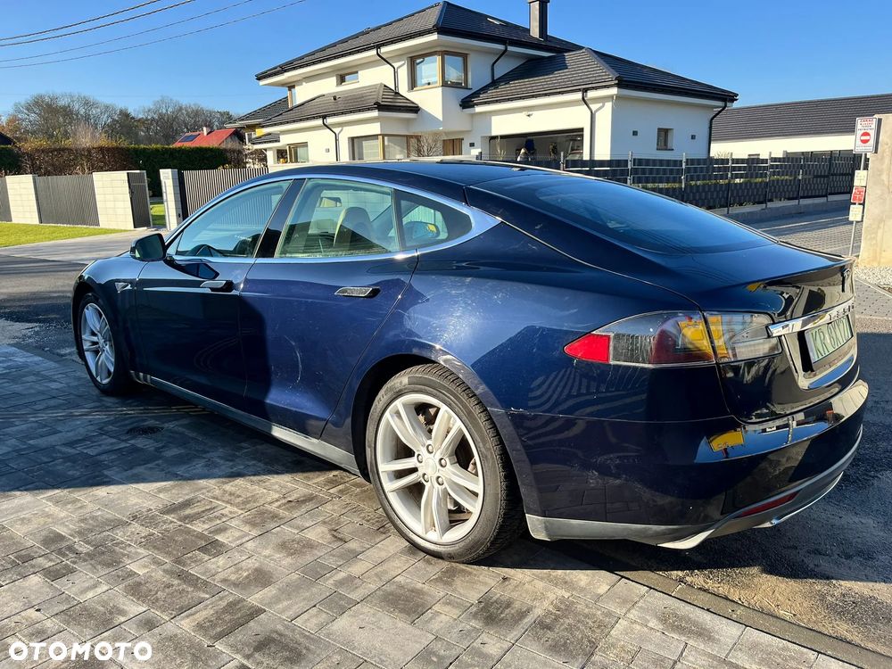 Tesla Model S - 5