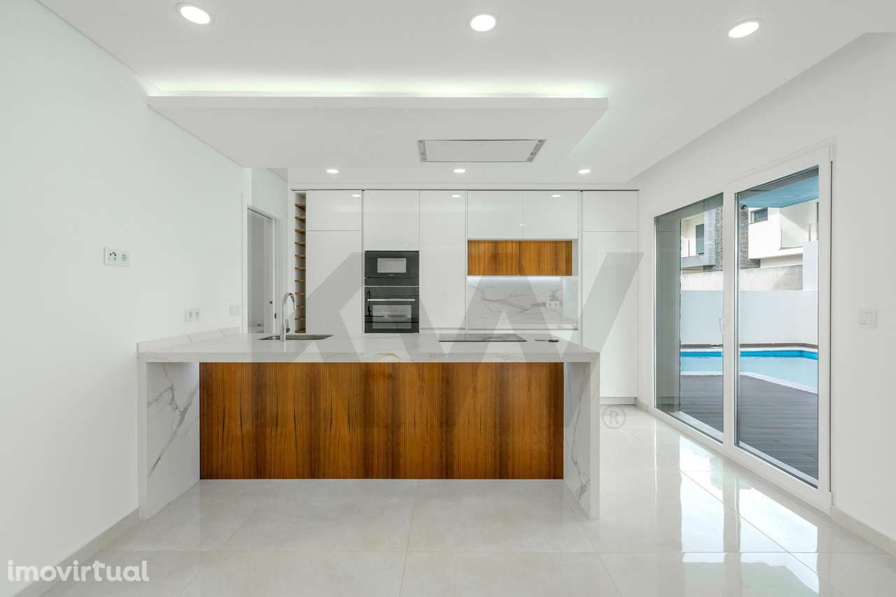 Moradia T4, isolada de design moderno, com piscina, lounge em Valadare - Grande imagem: 4/35