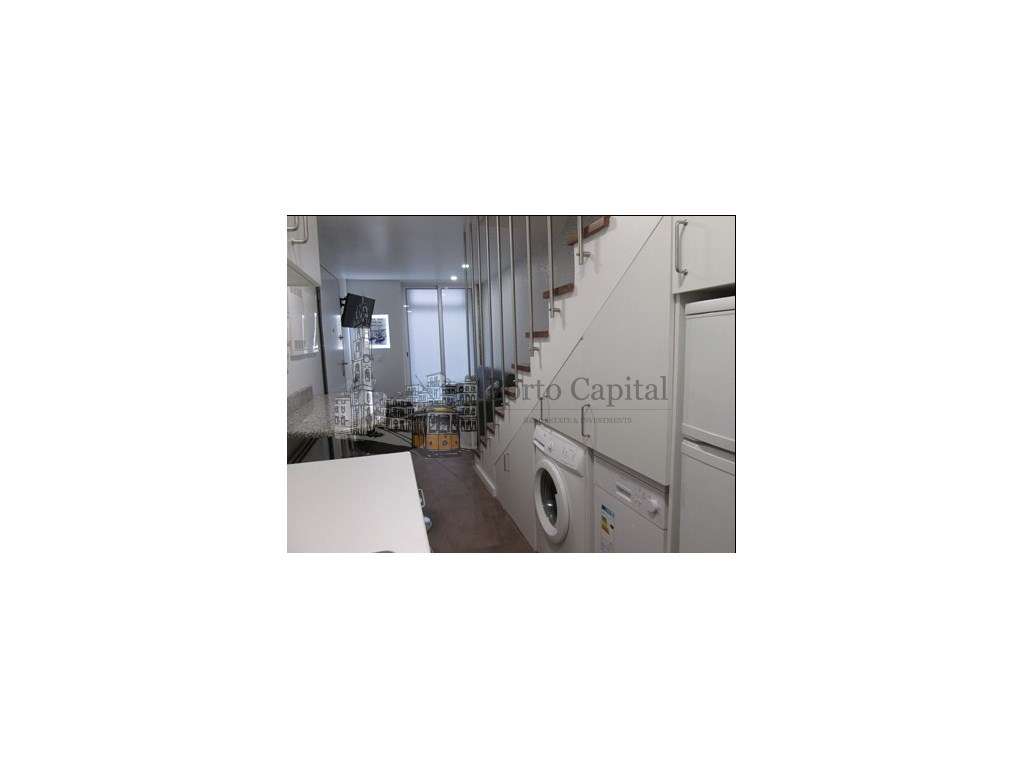 EXCELENTE APARTAMENTO T1K DUPLEX MOBILADO NO CENTRO HISTORICO DO PO... - Grande imagem: 3/20
