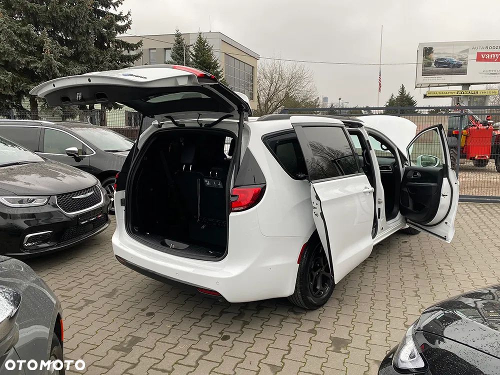 Chrysler Pacifica - 16