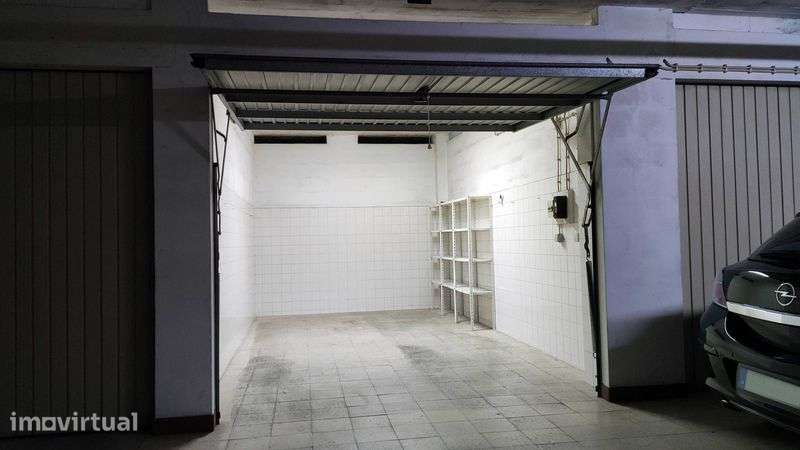 Arrenda-se Garagem no Laranjeiro, Almada - Grande imagem: 2/8
