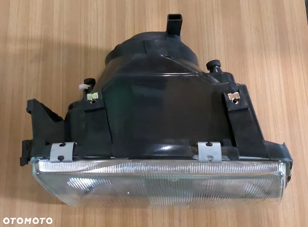 Reflektor prawy pasuje do Audi 100 - 5