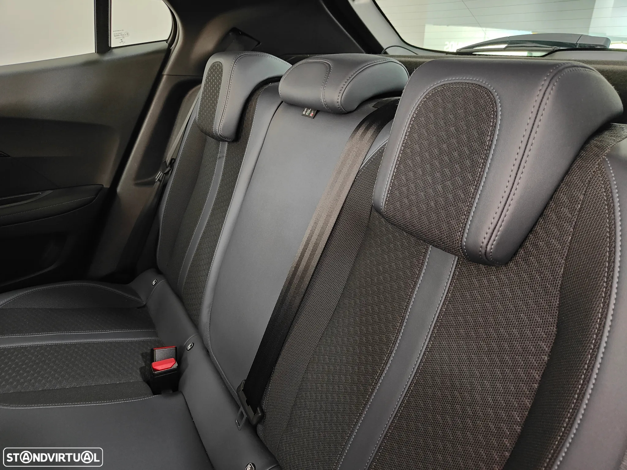 Peugeot 2008 1.2 PureTech Allure EAT8 - 41