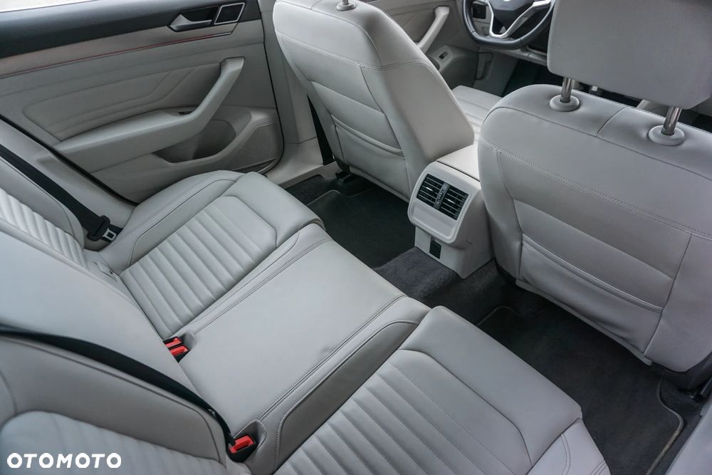 Volkswagen Passat 2.0 TDI Elegance DSG - 34