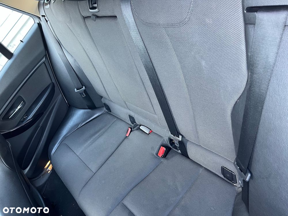 BMW Seria 3 318d xDrive - 14