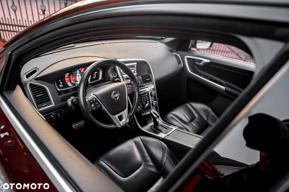 Volvo XC 60 D5 AWD R-Design Momentum - 17