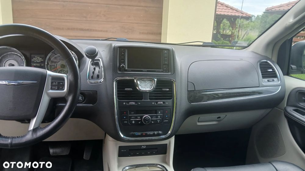 Chrysler Town & Country 3.6 Limited - 14