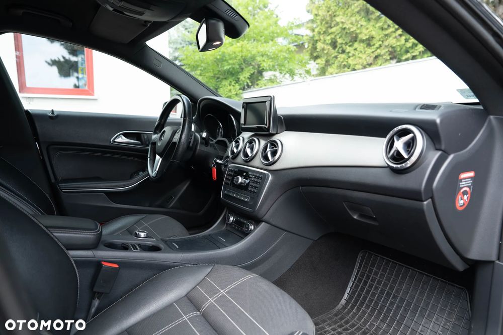 Mercedes-Benz CLA 180 7G-DCT - 13
