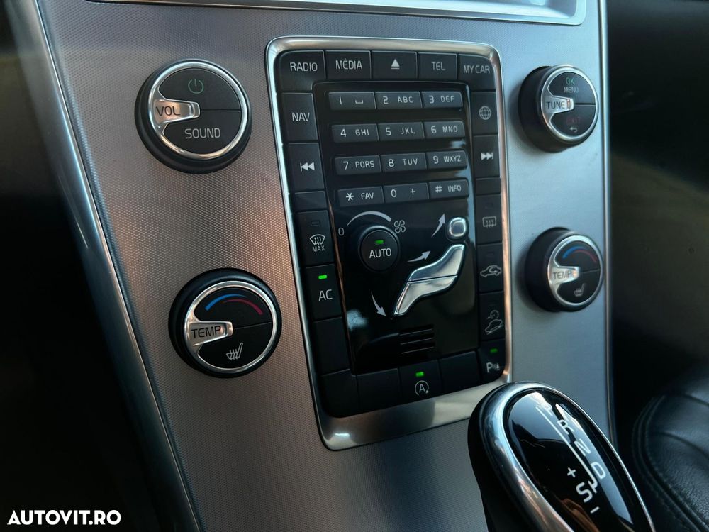 VOLVO XC60 2017 — imagine 13