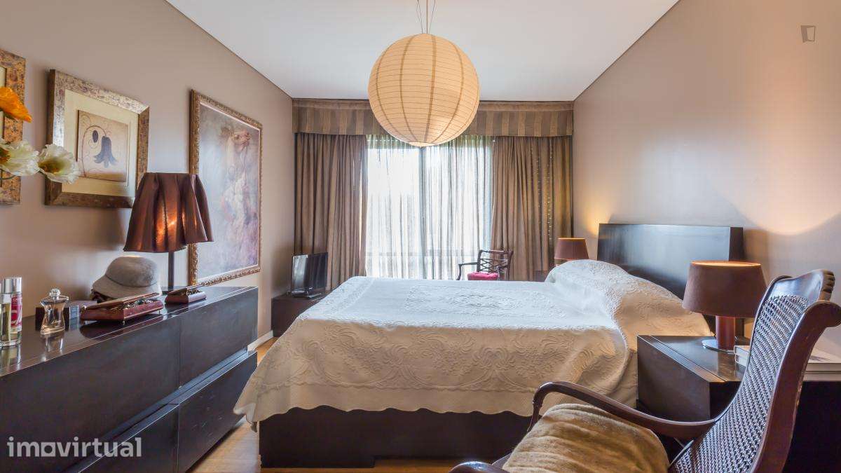 Quarto - localizado em Lordelo do Ouro Porto - Grande imagem: 3/23