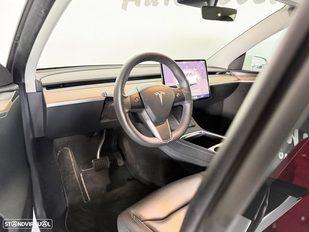 Tesla Model Y - 14