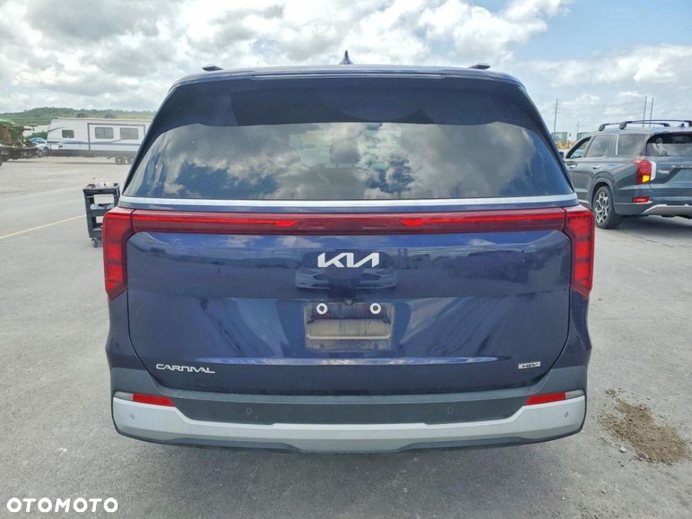 Kia Carnival - 5