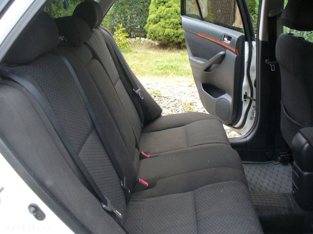 Toyota Avensis - 10