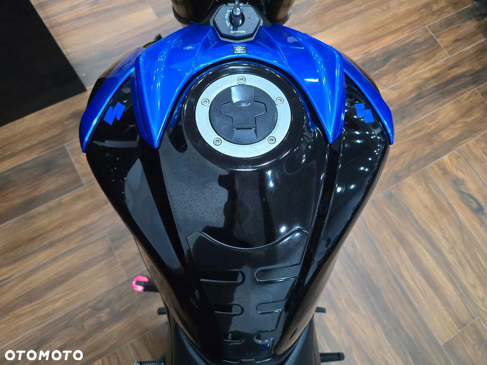 Suzuki GSX - 21