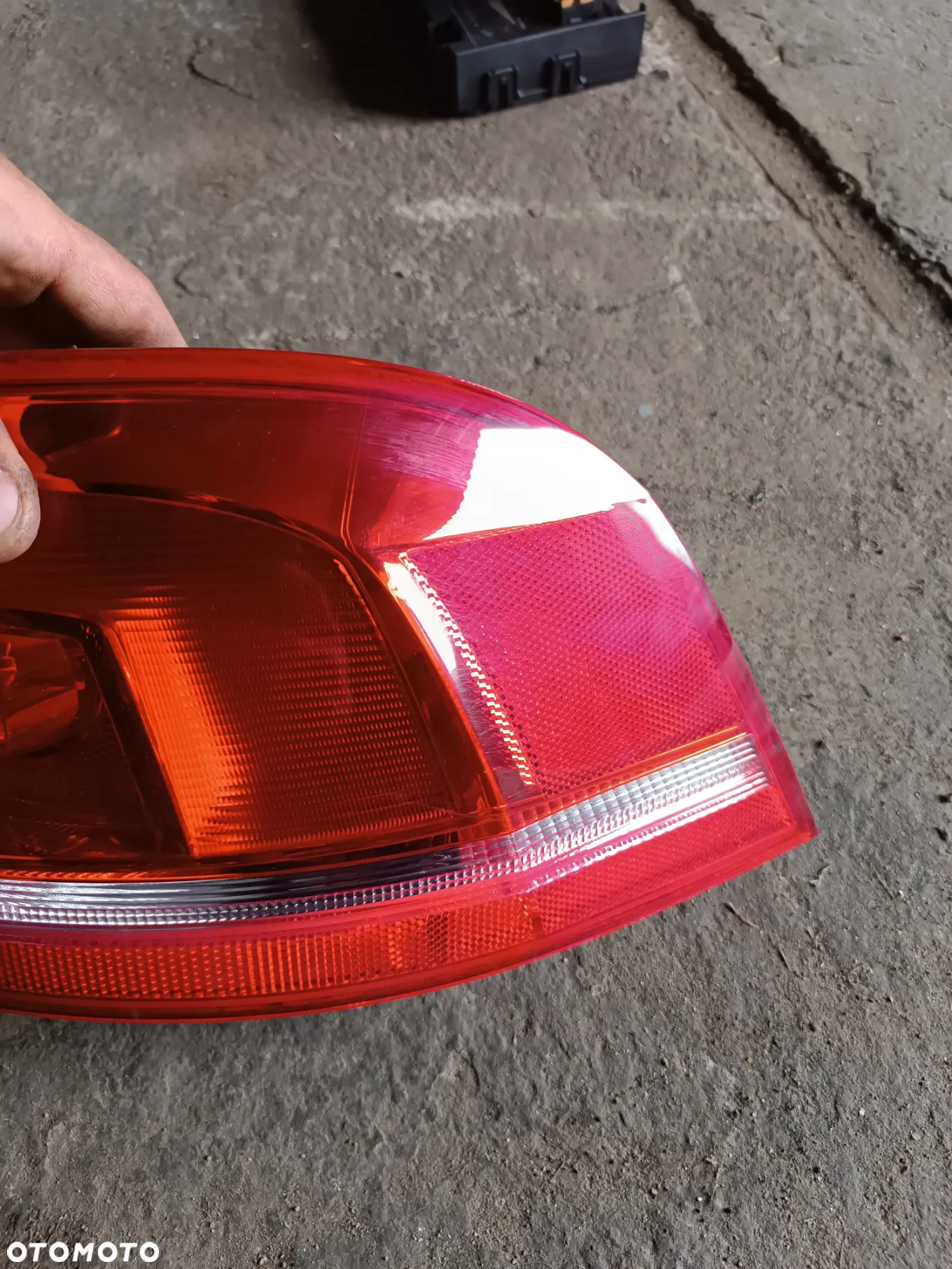 VW PASSAT B7 KOMBI LAMPA TYŁ PRAWA Z BŁOTNIKA - 2