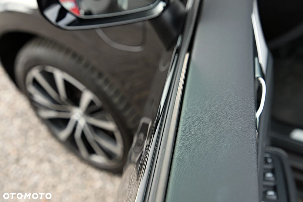 Volvo XC 60 T8 Plug-In Hybrid AWD Ultimate Dark - 17