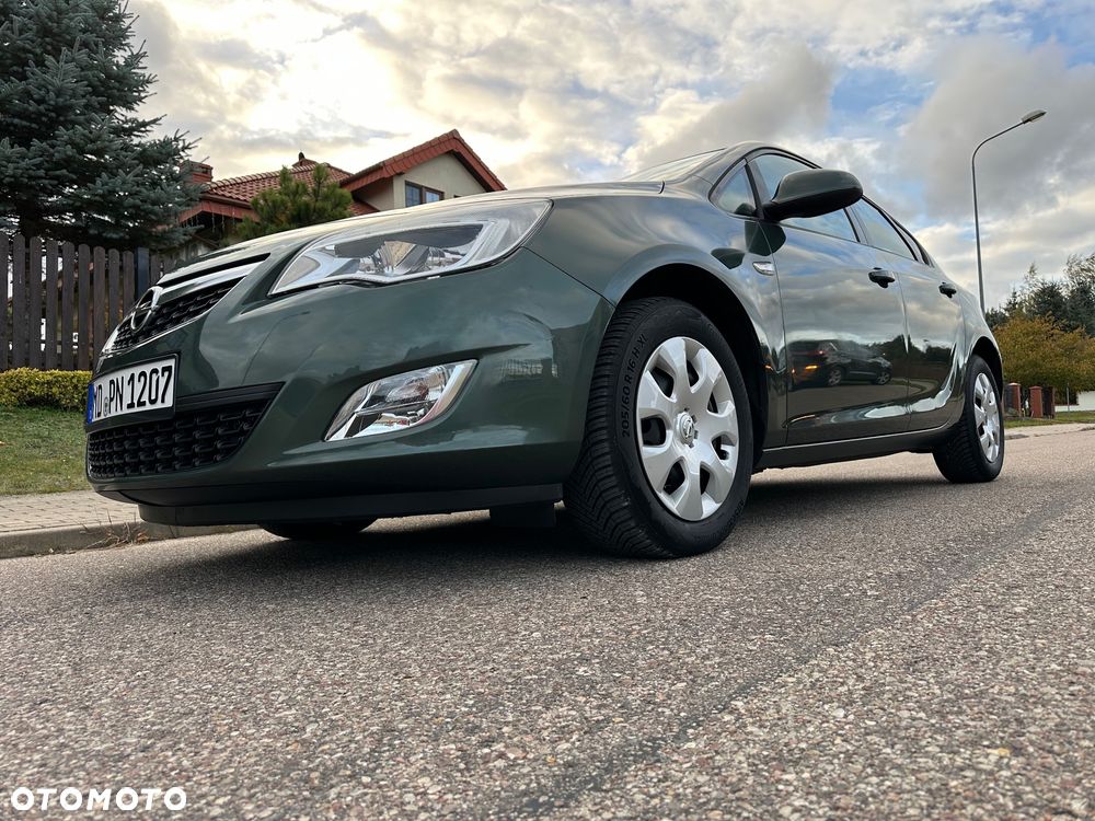 Opel Astra 2010 photo 2