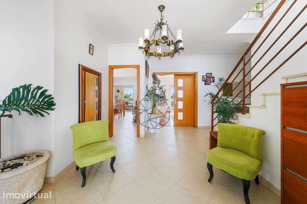 Excelente Moradia Triplex V4 com amplo espaço exterior em Portimão - Grande imagem: 2/60