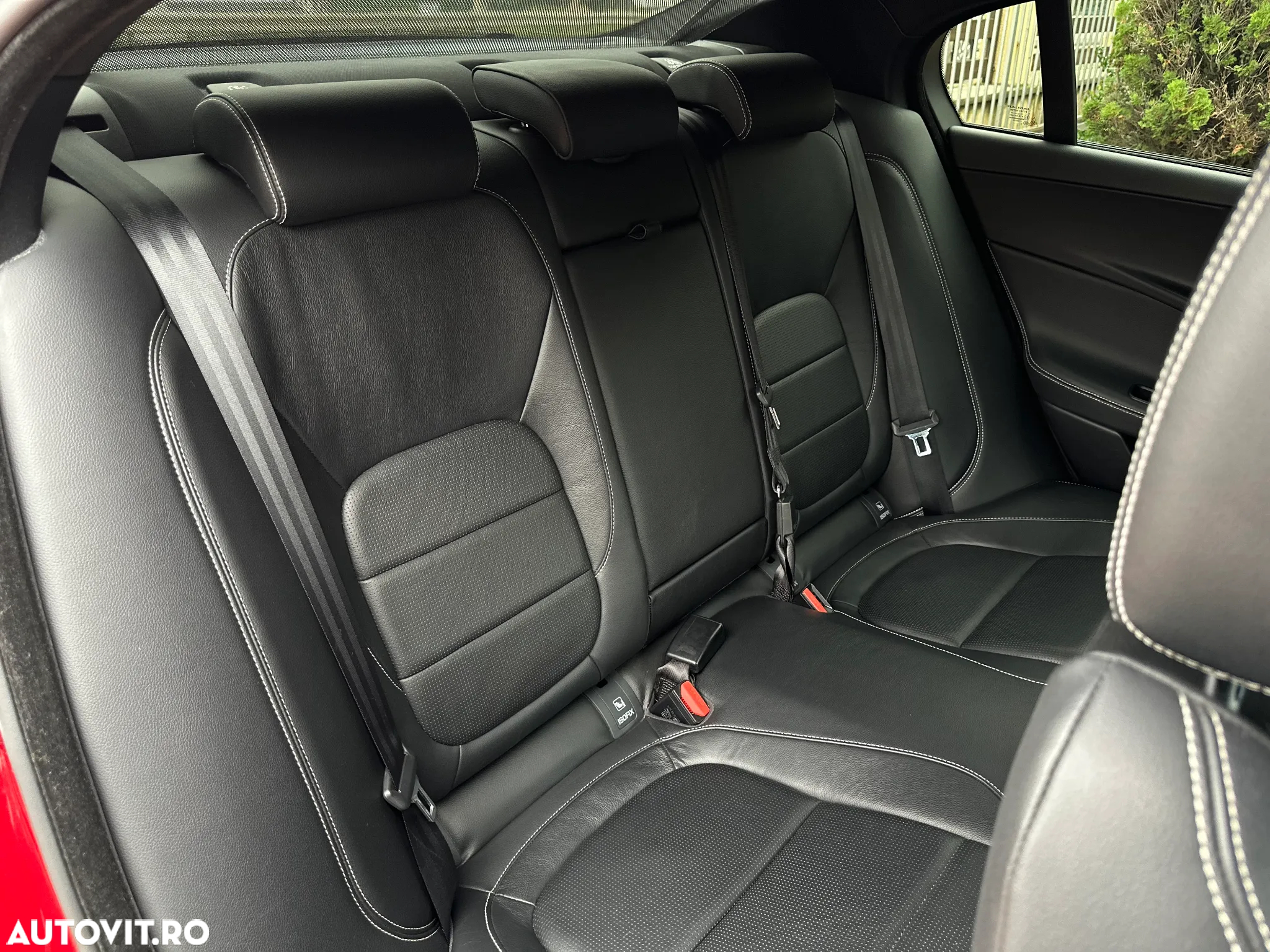 Jaguar XE RWD S - 32