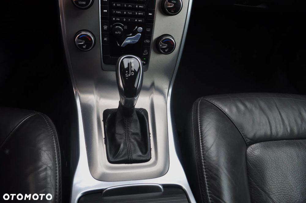 Volvo XC 70 D5 AWD Geartronic Black Edition - 24