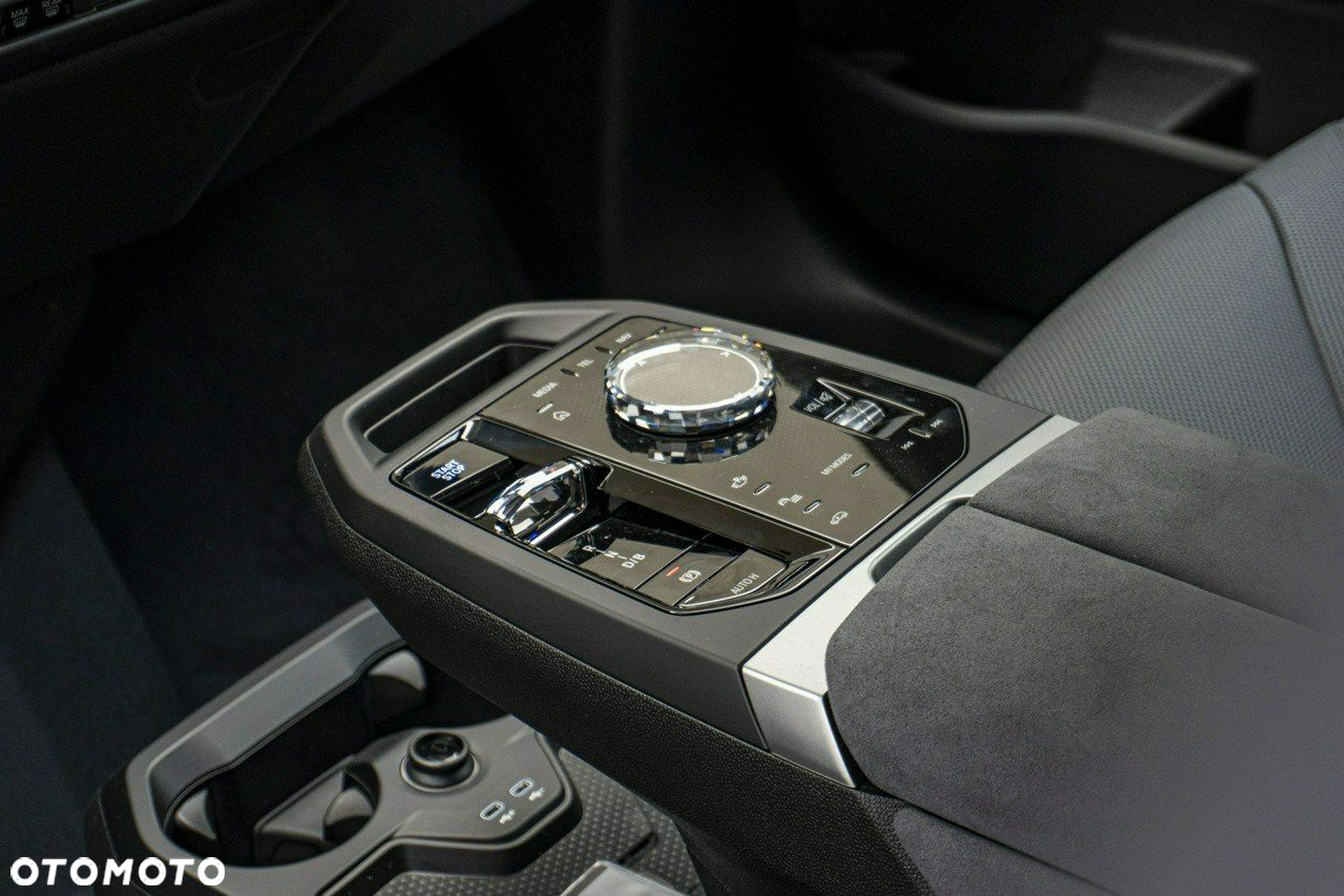 BMW iX - 16