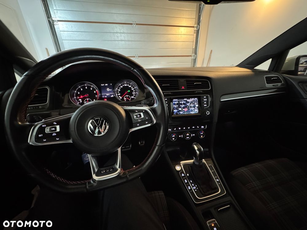 Volkswagen Golf - 12