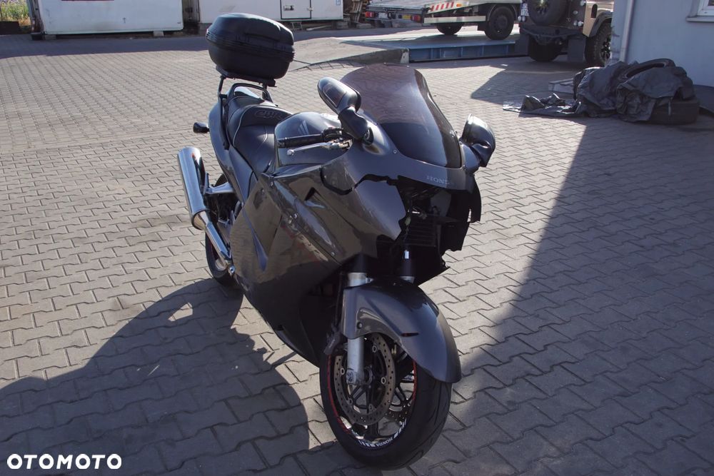 Motocykl na części - Honda CBR 1100XX Blackbird 1137 cm3 163 KM SC42E 1997R Silnik Skrzynia Owiewka Szyba Lusterko Kufer Laga Wahacz Łańcuch Wydech Siedzenie Sterownik Moduł Czujnik Licznik Manetka - 8