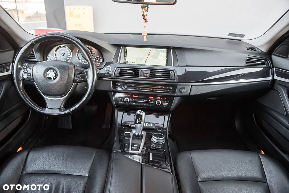 BMW Seria 5 525d xDrive - 24