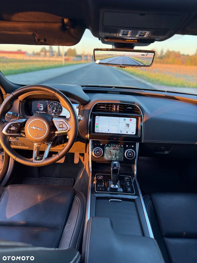 Jaguar XE 2.0 P300 AWD R-Dynamic HSE - 14