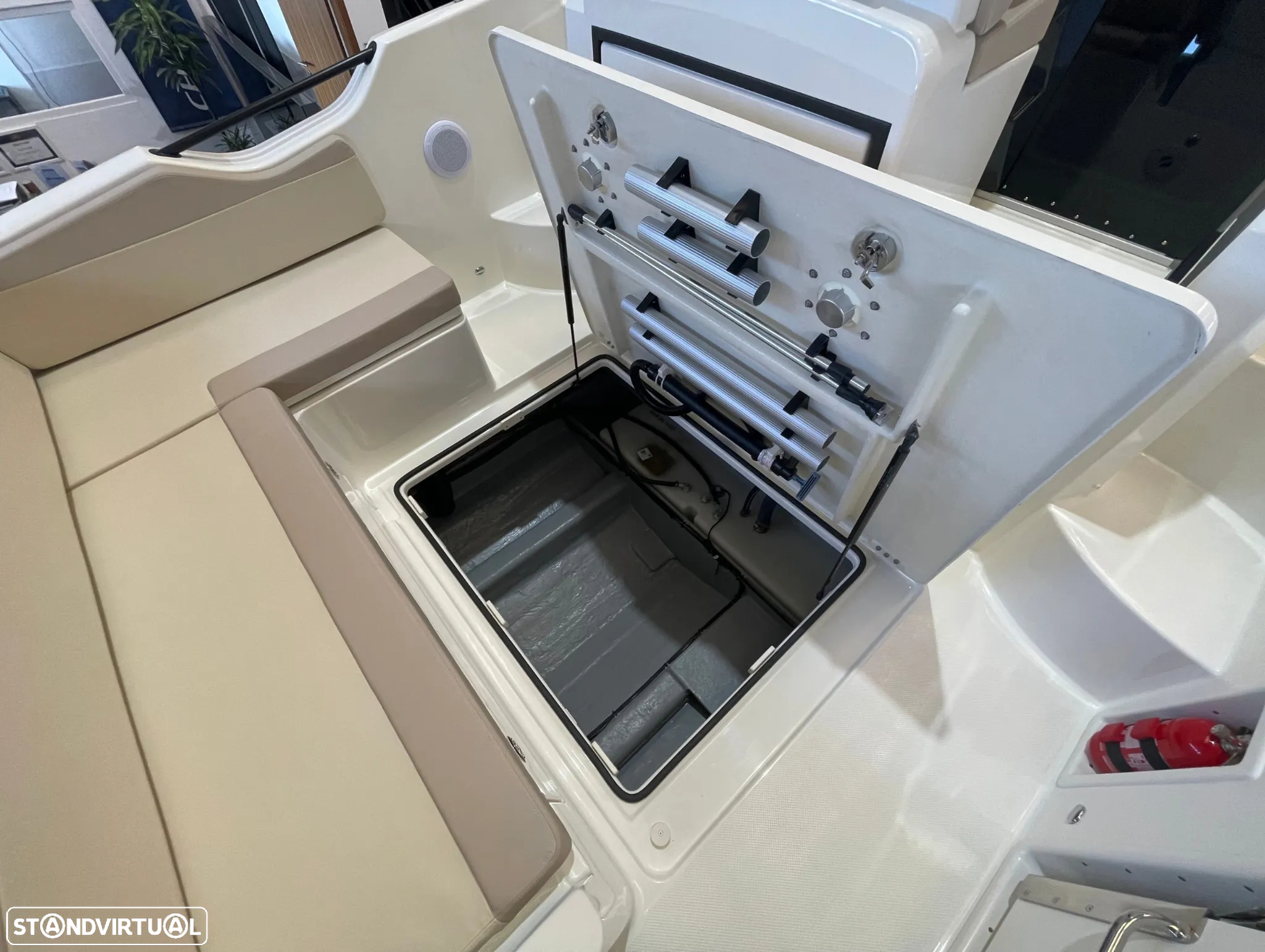 Quicksilver Activ 875 Sundeck - 7