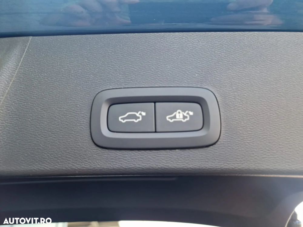 Volvo XC 40 B4 AT FWD MHEV Ultimate Dark - 37