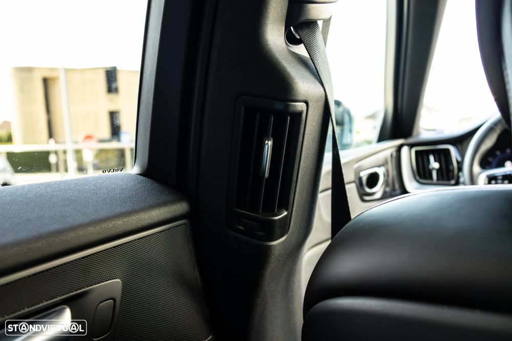 Volvo XC 60 2.0 B4 R-Design Geartronic - 27