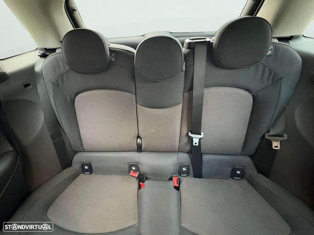 MINI 5 Portas Cooper Auto - 15