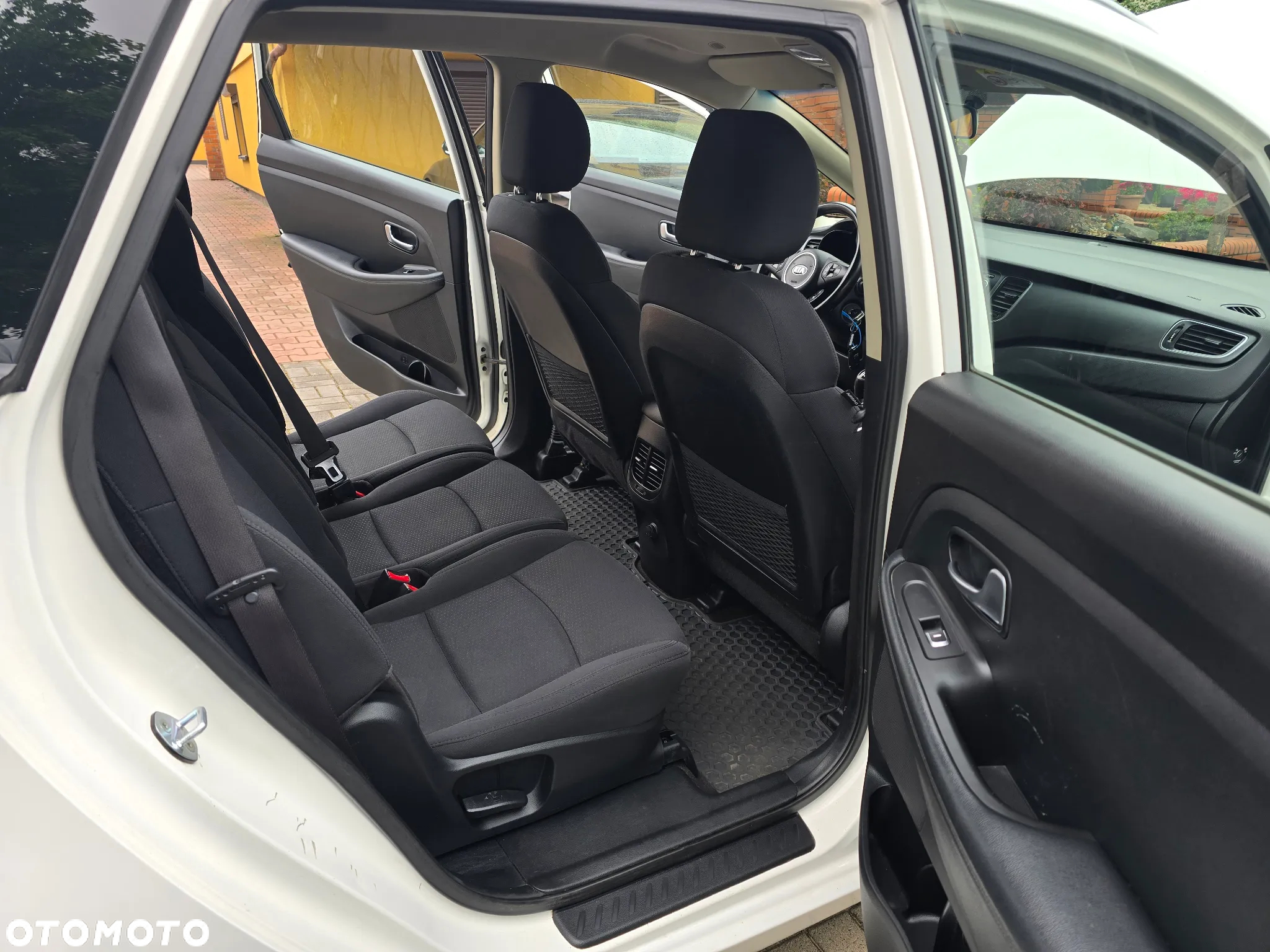 Kia Carens 1.7 CRDi 115 UEFA EURO 2016 - 20
