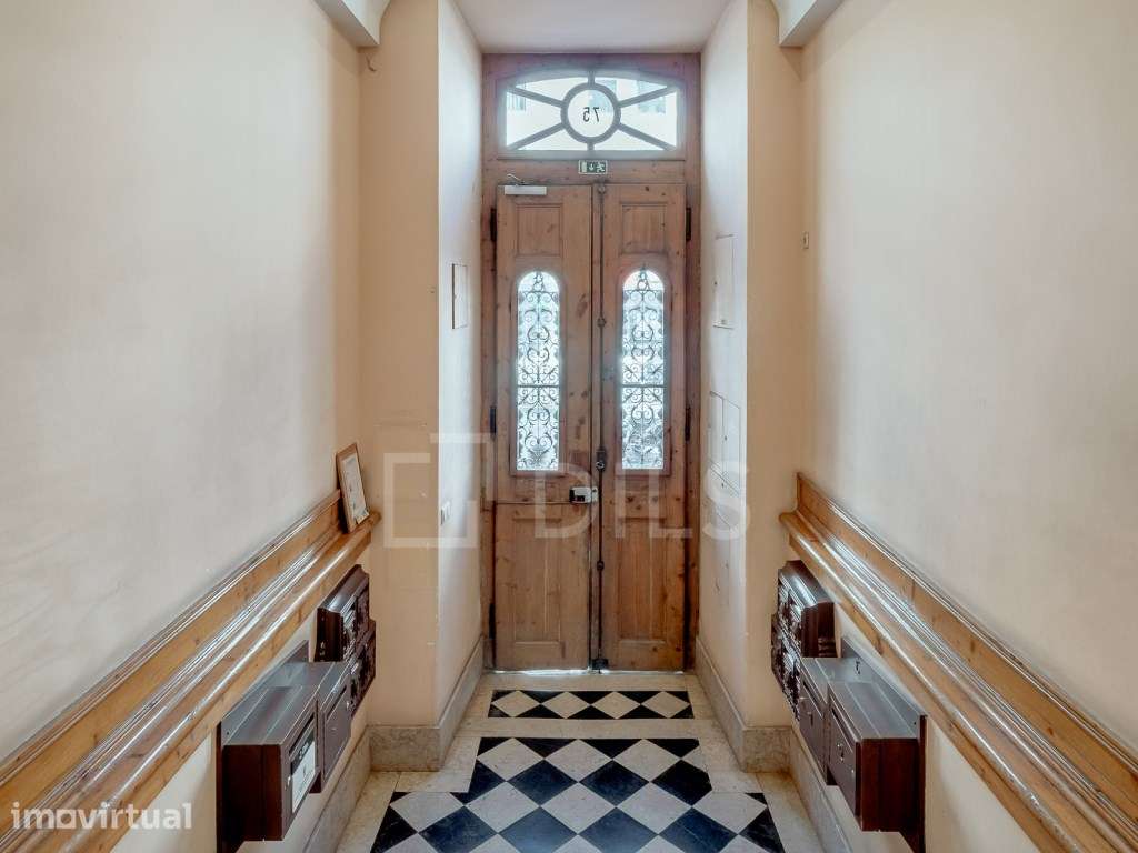 Apartamento T2+2 no centro de Lisboa, junto ao metro, para renovar - Grande imagem: 2/29