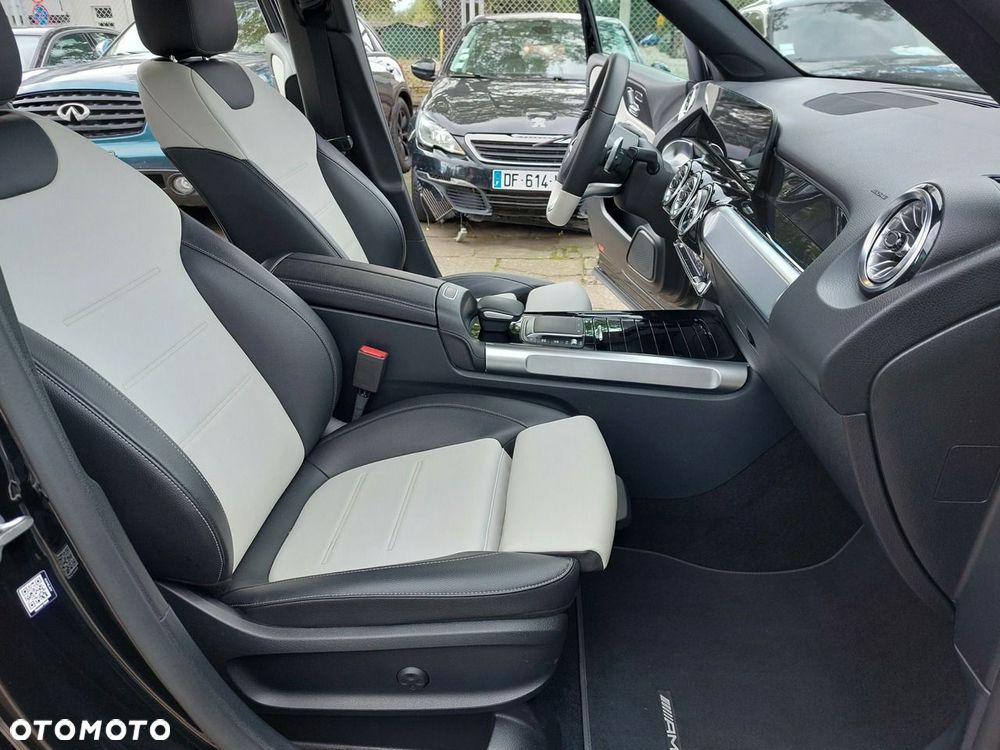Mercedes-Benz GLB - 11
